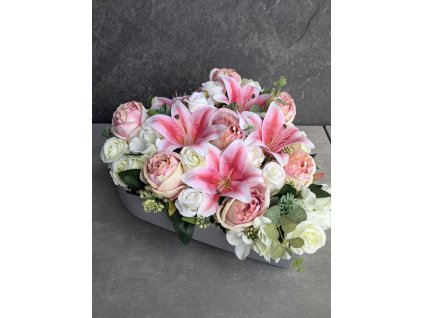 Zatažená ikebana v sivej nádobe v tvare srdca 40×38×17 cm – ružové pivónie, ľalie a ruže