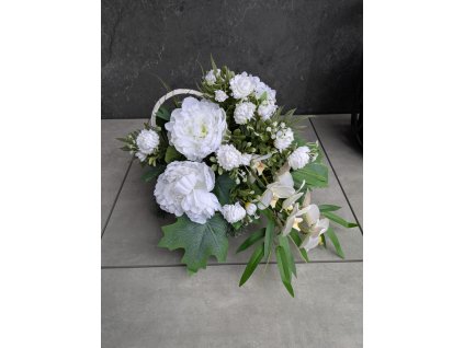 Ikebana-dekorácia v prútenom košíku výška 34cm biele kvety