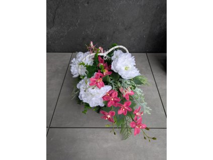 Ikebana-dekorácia v prútenom košíku výška 30cm bielo-ružové kvety