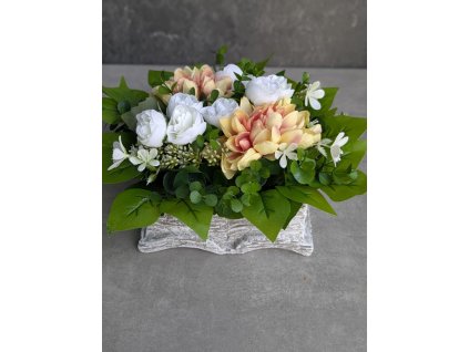 náhrobná ikebana v betónovom obale s bielymi a krémovými kvetmi
