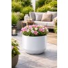 Veľký biely kvetináč na terasu