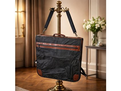Cestovní obal na na oděv s koženými akcenty