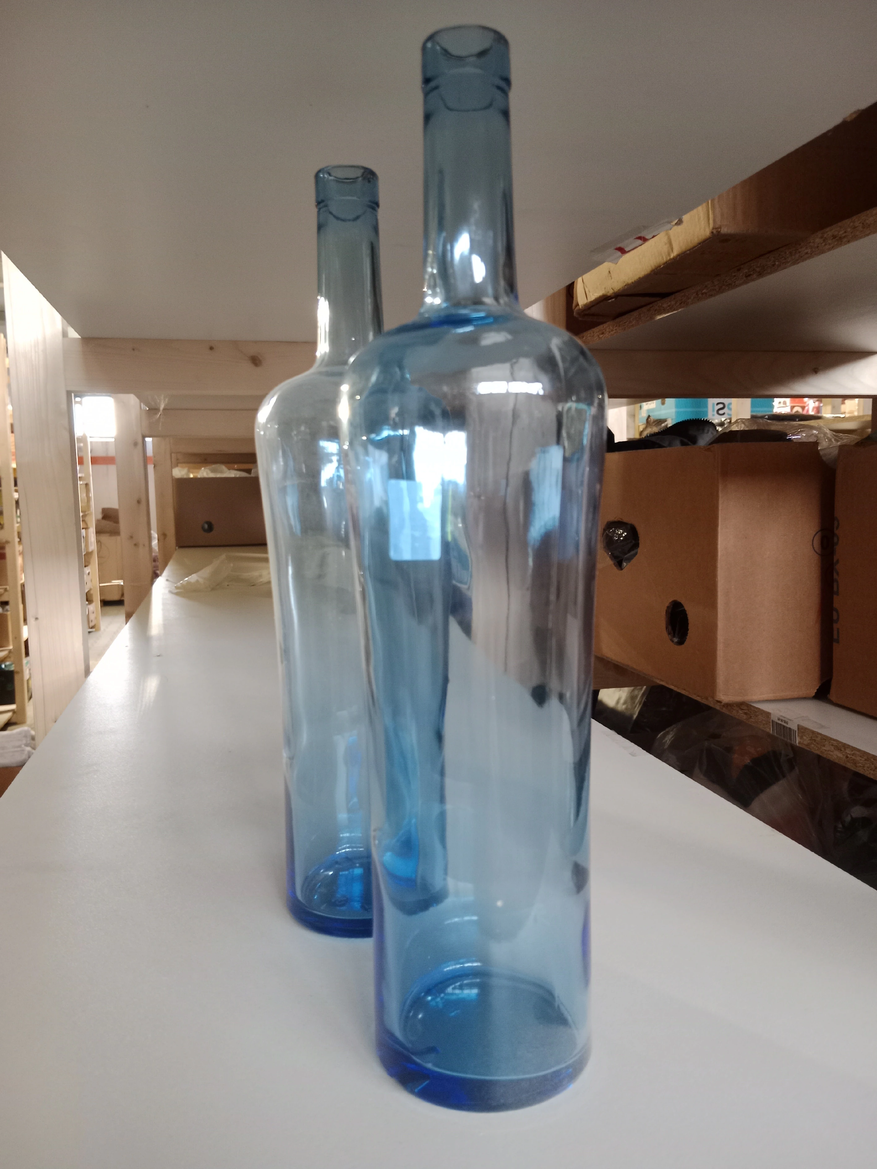 Dekoratívna modrá sklenená fľaša