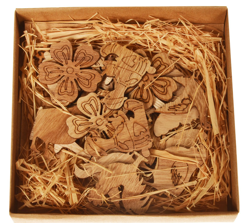 Dekorácia drevená - sada 24 ks + sisal, krabička 13 x 13 x 1,5 cm - prírodná farba