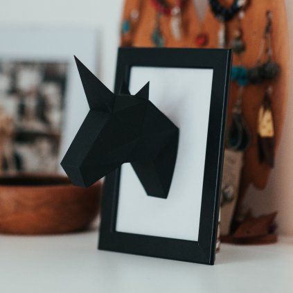Papírový model černého jednorožce Mini