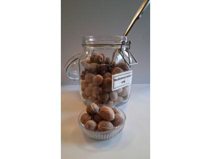 muškátový oříšek celý