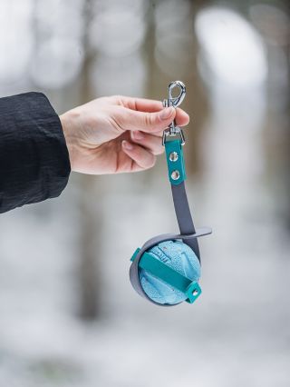 Kdo má doma aportéra, ví jedno: míček je vždycky mokrý, oslintaný nebo zablácený. 🎾 A nosit ho po kapsách nebo v ruce? Nic...