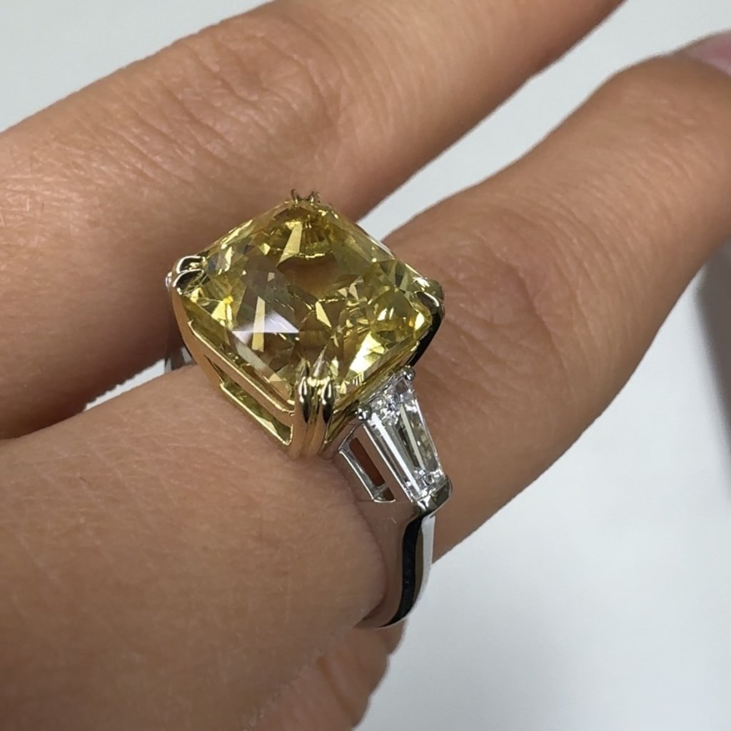 Prsten se žlutým safírem a diamanty