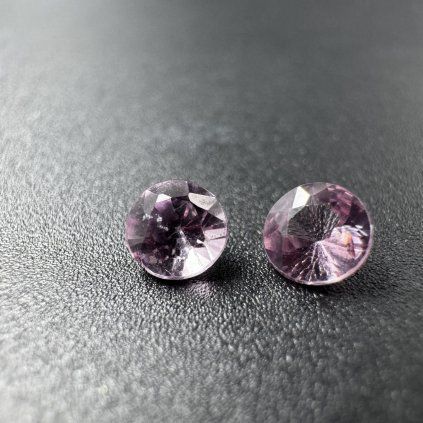 Růžový Spinel