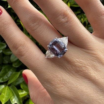 Psten se spinelem a diamanty