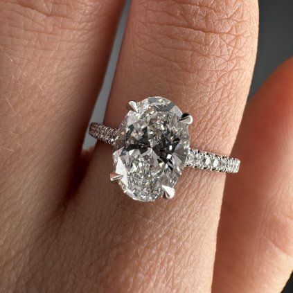 PRSTEN S OVÁLNÝM DIAMANTEM V BÍLÉM ZLATĚ