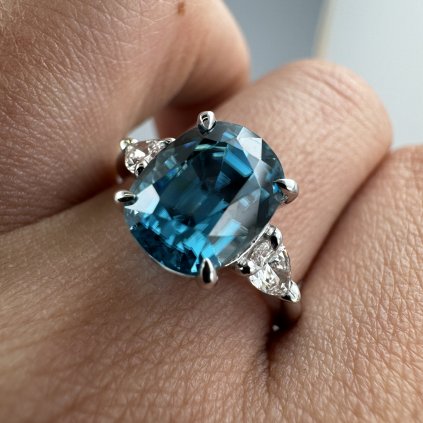 PRSTEN S PŘÍRODNÍM ZIRKONEM A LABORATORNÍMI DIAMANTY
