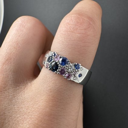 Prsten s růžovými a modrými safíry a diamanty