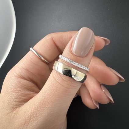 Dvojice snubních prstenů z bílého a žlutého zlata a diamantovou cestou