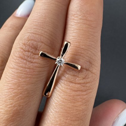 Elegantní křížek s laboratorním diamantem