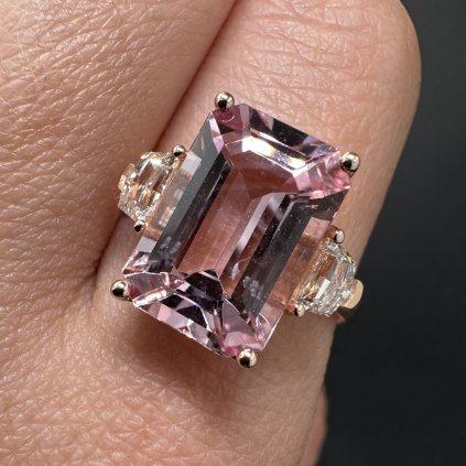 Zlatý prsten s morganitem a bočními brilianty