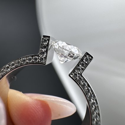 Prsten „Vznášející se diamant“