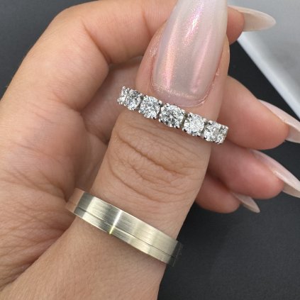 Pár elegantních snubních prstenů