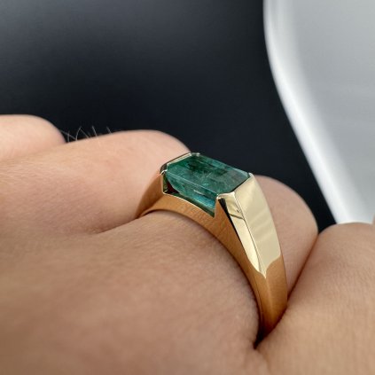 Zlatý prsten s přírodním smaragdem