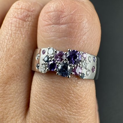 Prsten s barevnými safíry a laboratorními diamanty