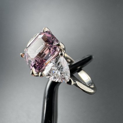 Prsten s růžovým spinelem a laboratorními diamanty