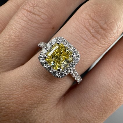 Prsten s fancy žlutým laboratorním diamantem