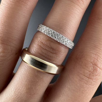 Dvojice snubních prstenů z bílého a žlutého zlata s diamantovou drážkou