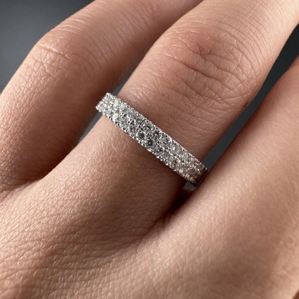 Prsten s dvojitou drážkou diamantů