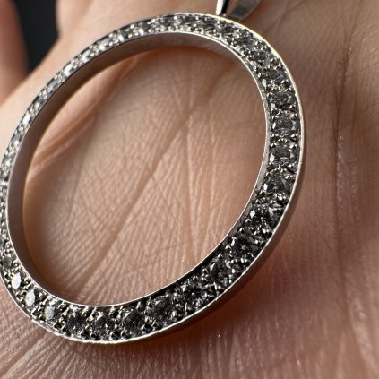 Přívěsek z bílého zlata s briliantovým kruhem