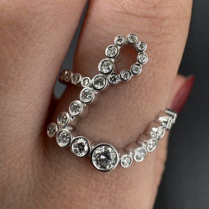 Minimalistický diamantový prsten ve tvaru L