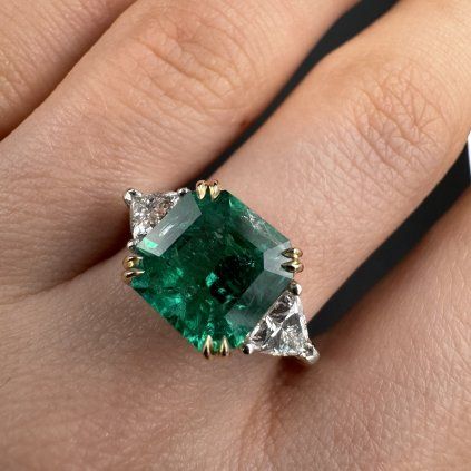 Prsten se smaragdem a diamanty