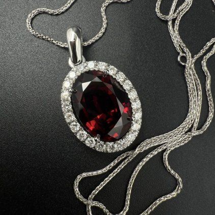Náhrdelník s červeným granátem