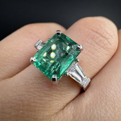 Prsten se smaragdem a diamanty