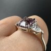 Prsten s růžovým spinelem a laboratorními diamanty