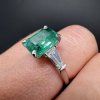 Prsten se smaragdem a diamanty
