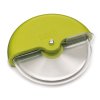 Joseph Joseph - Kráječ na pizzu s rotačním krytem ostří Scoot, zelený