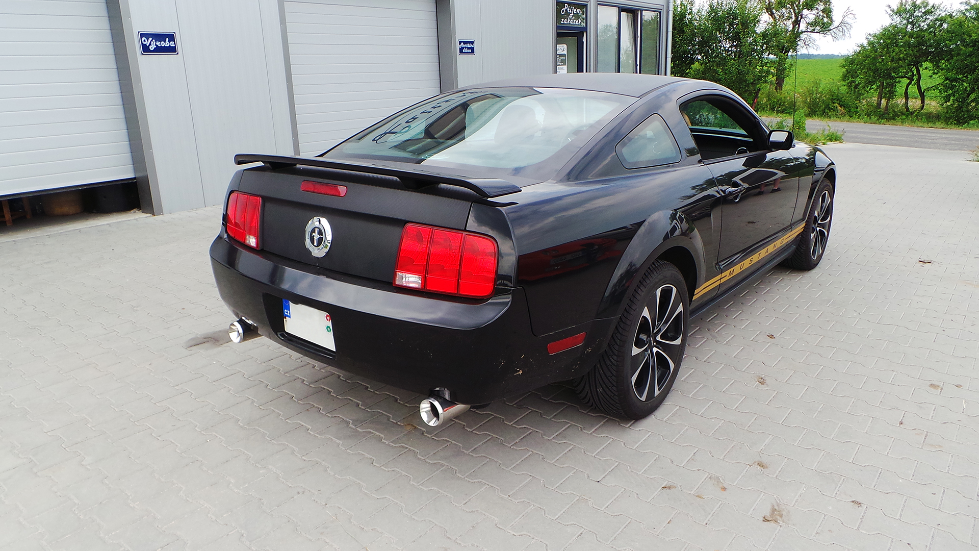 výfuk laityng mustang