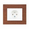 Zásuvka jednonásobná s clonkami DECENTE DŘEVO (Typ Zásuvka s clonkami a přepěťovou ochranou, Varianty Rám: MDF mahagon, Kryt: bílý lesk)
