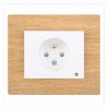 Zásuvka jednonásobná s clonkami DECENTE DŘEVO (Typ Zásuvka s clonkami a přepěťovou ochranou, Varianty Rám: MDF mahagon, Kryt: bílý lesk)
