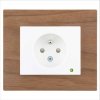 Zásuvka jednonásobná s clonkami DECENTE DŘEVO (Typ Zásuvka s clonkami a přepěťovou ochranou, Varianty Rám: MDF mahagon, Kryt: bílý lesk)