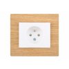 Zásuvka jednonásobná s clonkami DECENTE DŘEVO (Typ Zásuvka s clonkami a přepěťovou ochranou, Varianty Rám: MDF mahagon, Kryt: bílý lesk)