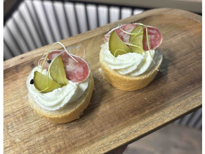 Jednohubka s česnekovou pěnou