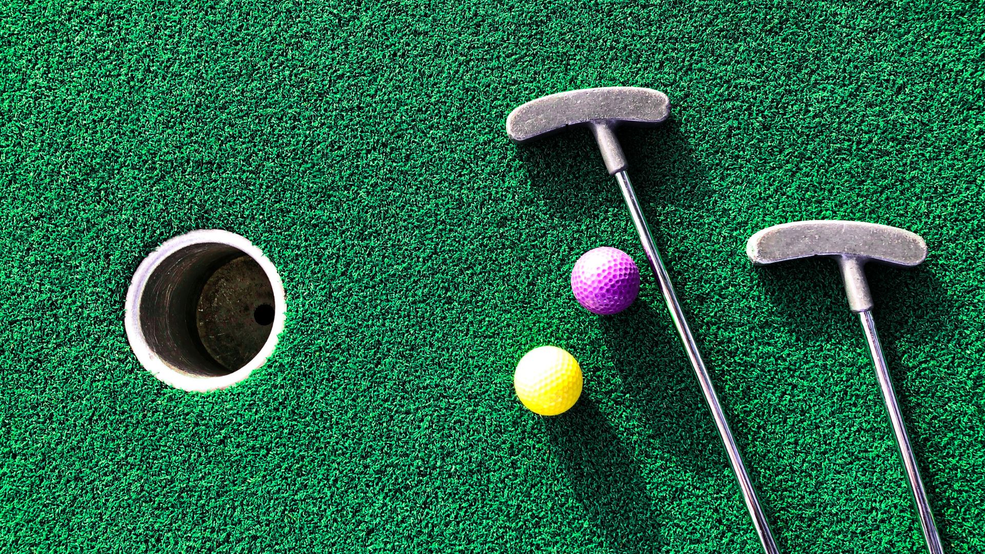 Jaký je rozdíl mezi golfem a minigolfem?