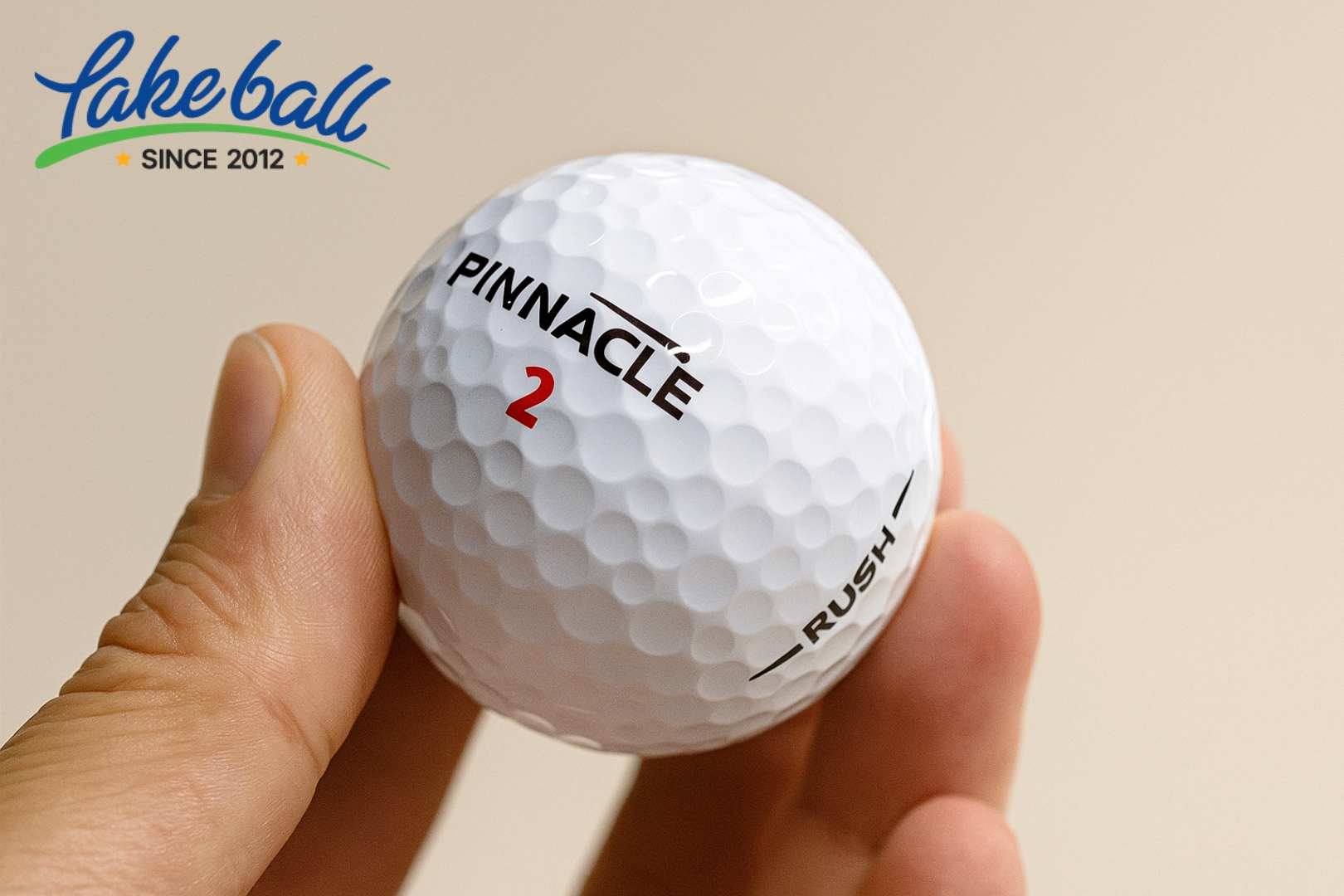 Golfový míček Pinnacle Rush v ruce