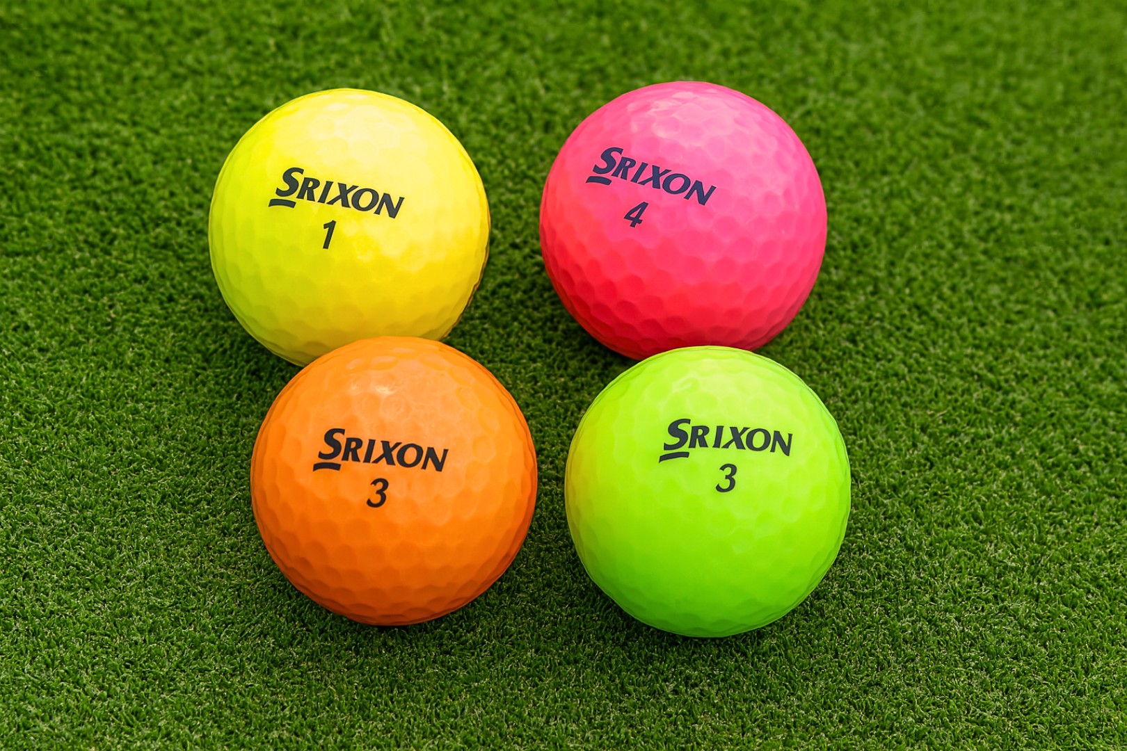 Golfový míček na trávě