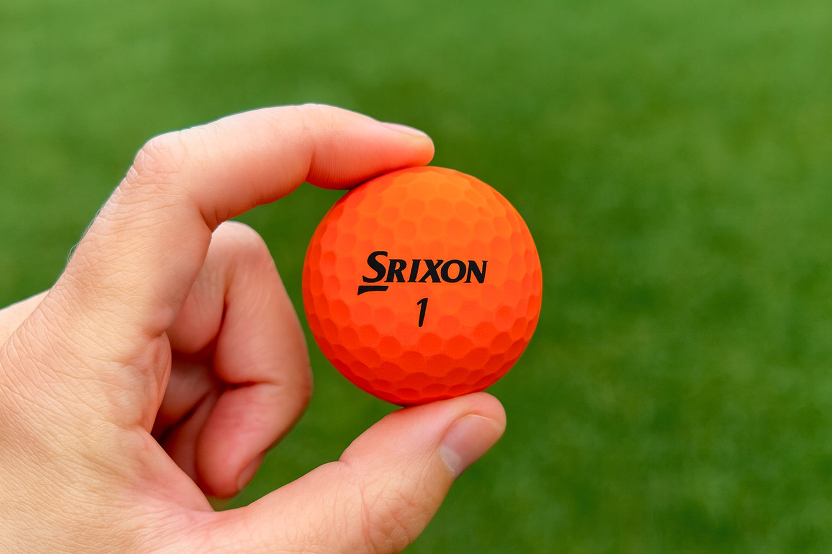 Golfový míček v ruce