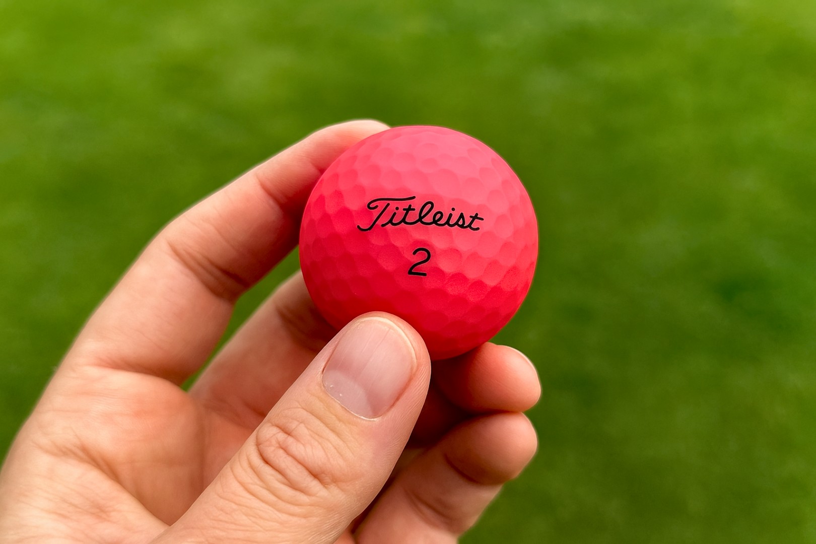 Golfový míček v ruce