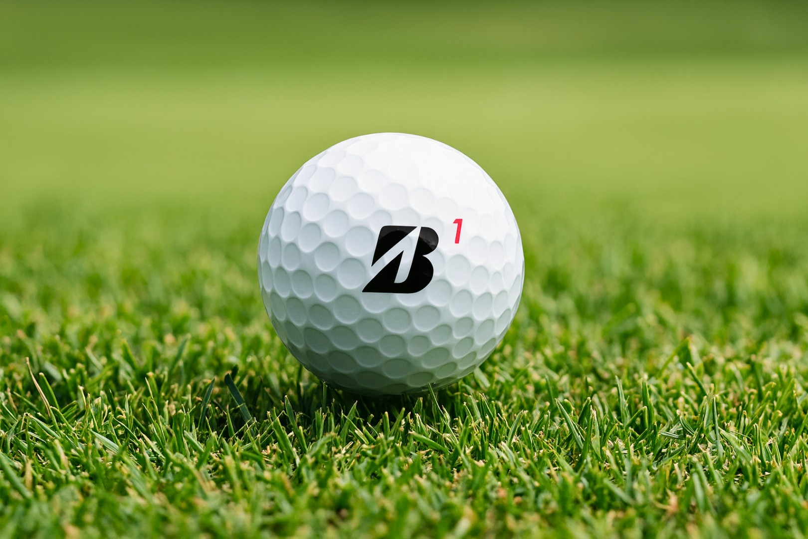 Golfový míček na trávě