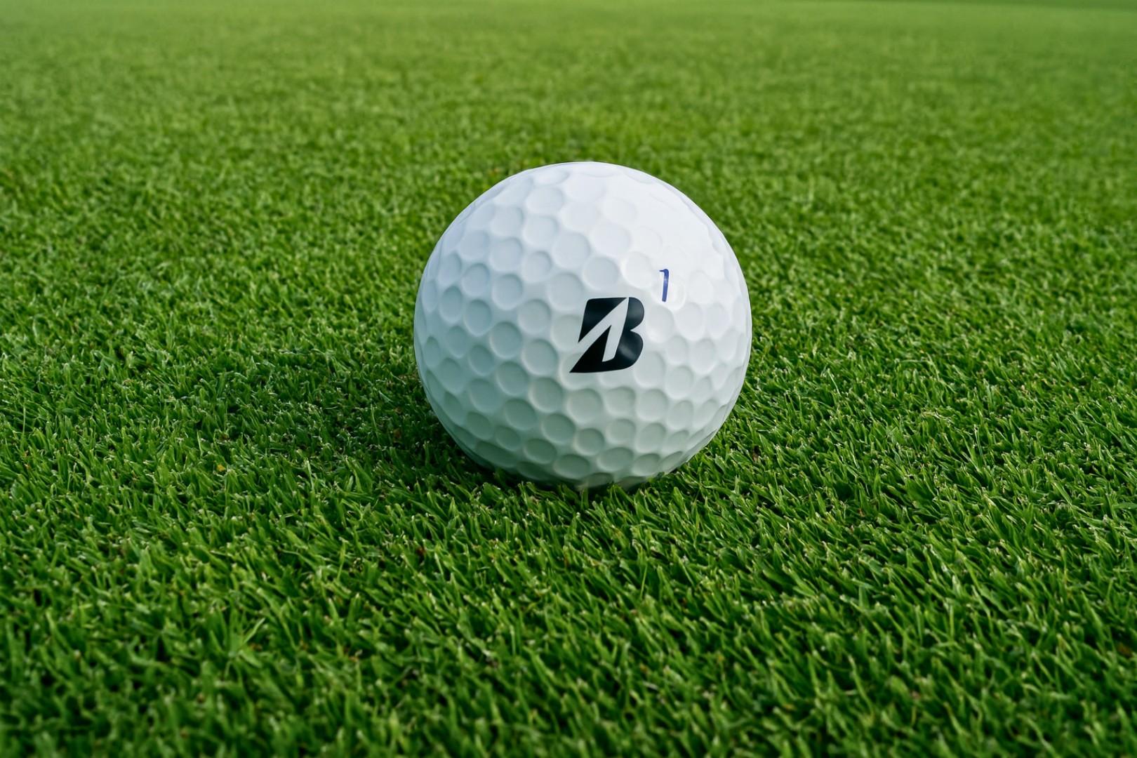 Golfový míček na trávě