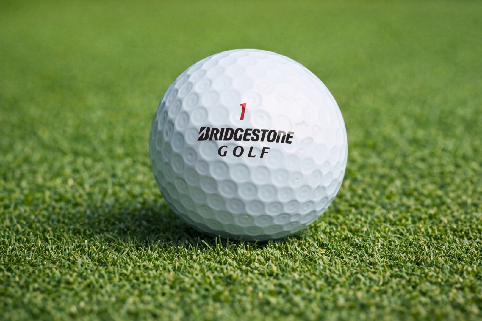 Golfový míček na trávě